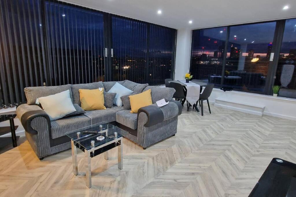 Penthouse - Amazing City Skyline Views - Free Parking - Balcony - Utilita Arena - New St Station - Bullring Shopping Birmingham Buitenkant foto
